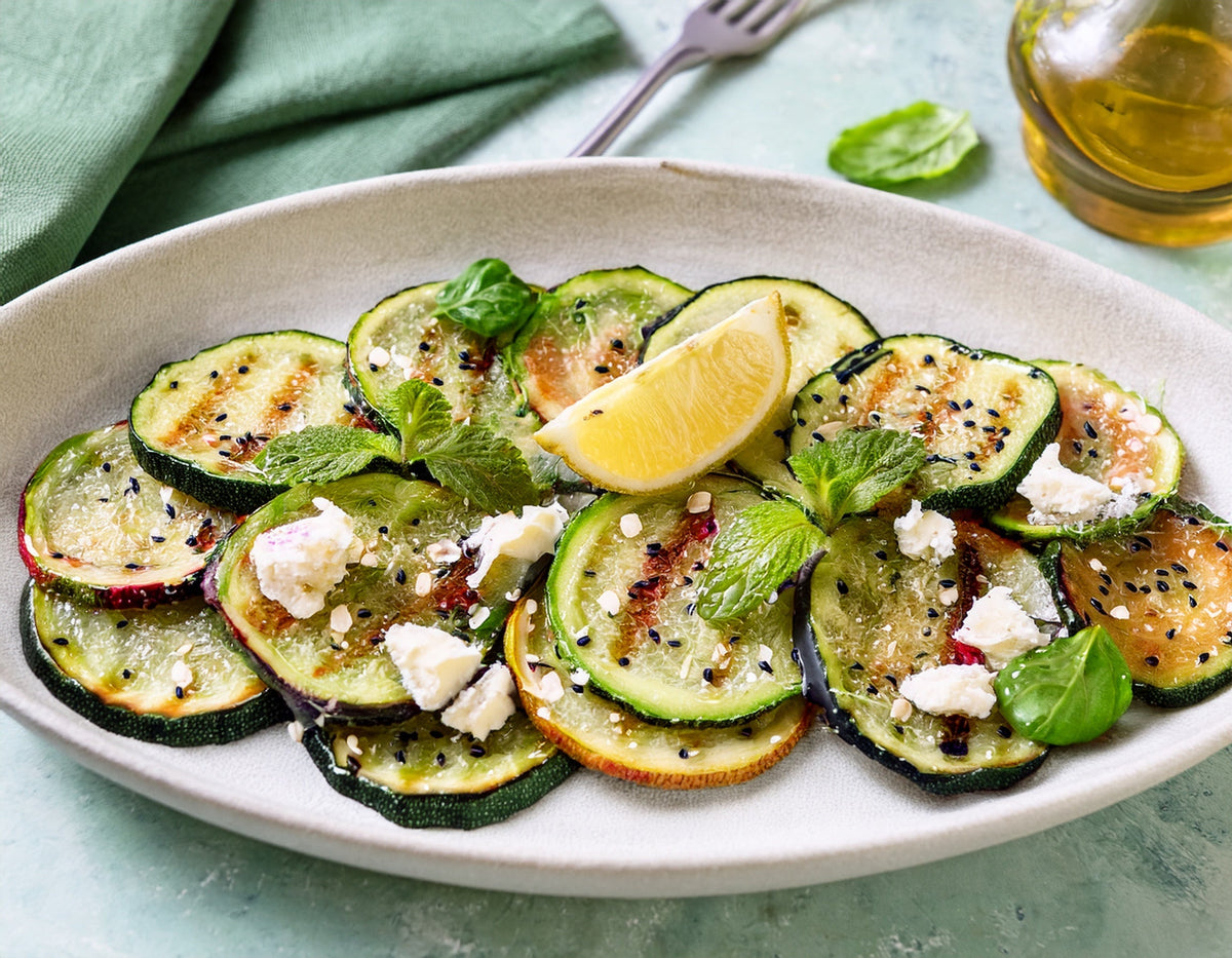 Carpaccio von gegrillter Zucchini mit Feta und Minze Ⓥ