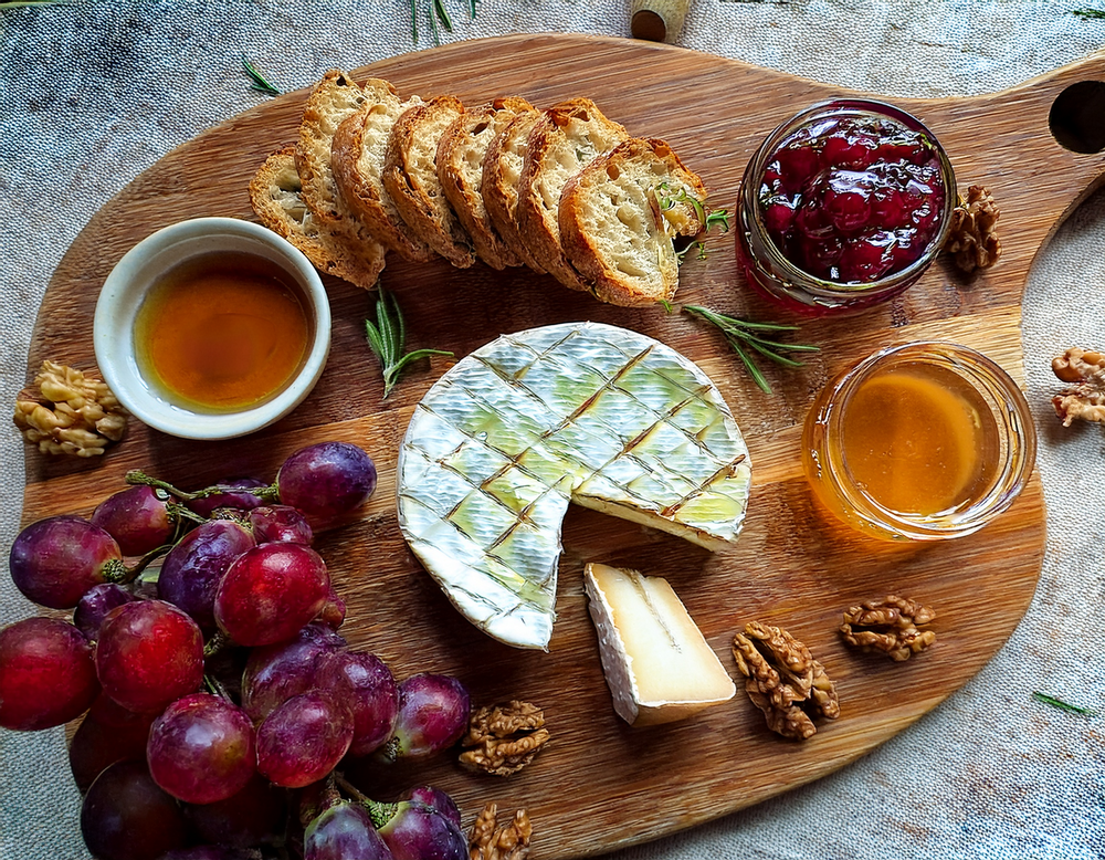 Käsebrett mit Brie und Camembert