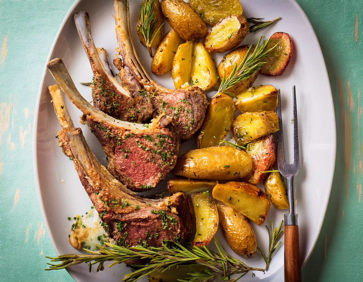 Lamsrack met rozemarijn, knoflook en geroosterde aardappelen