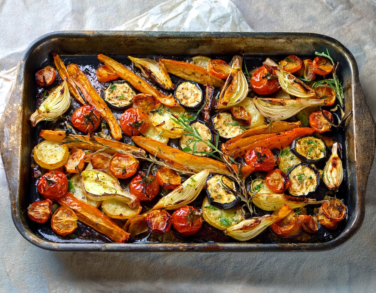 Traybake met kikkererwten, venkel, tomaat, wortel en krieltjes Ⓥ