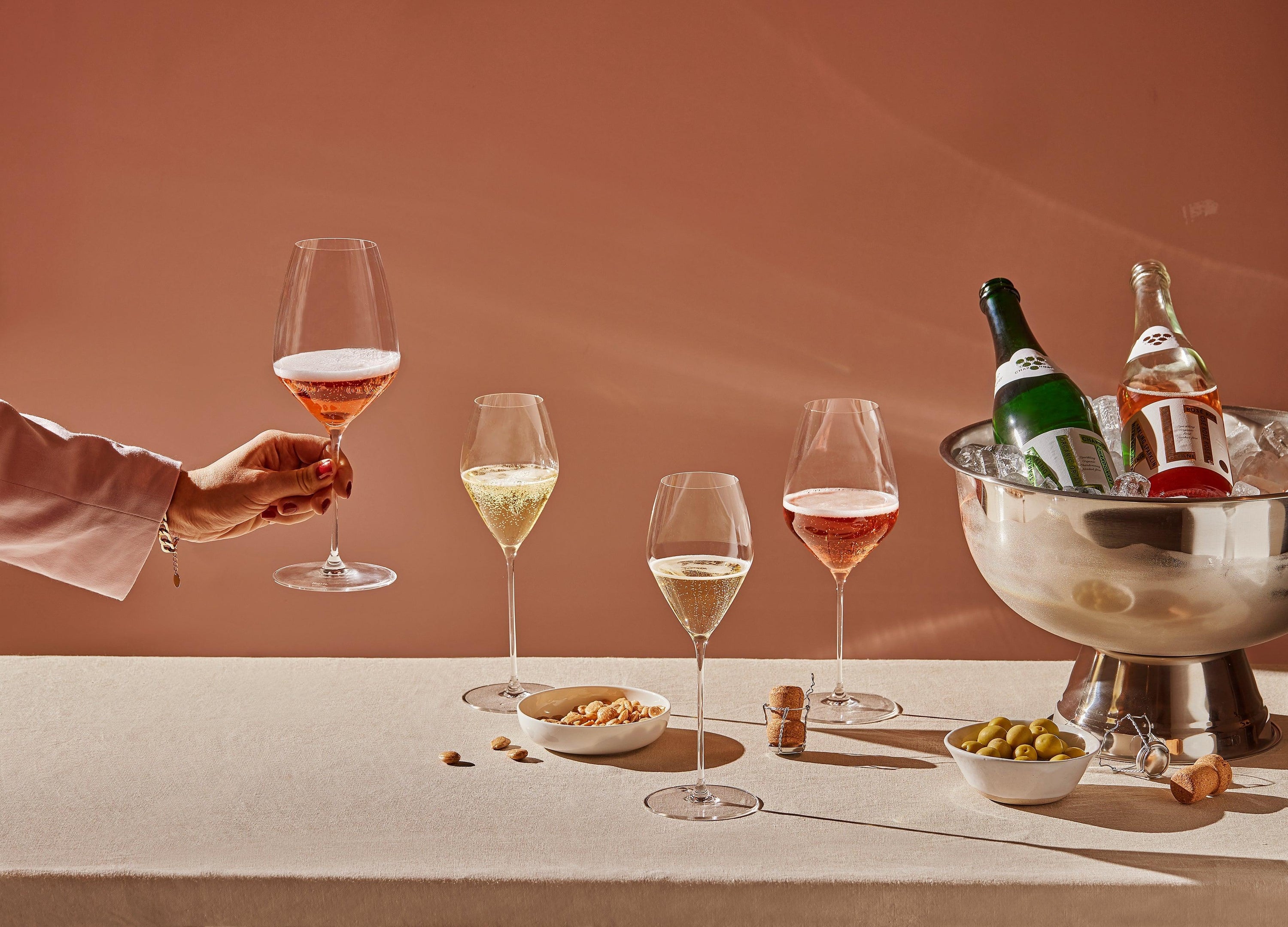 De alcoholvrije bubbels van ALT Blanc de Blanc en ALT Rosé sparkling in glazen en lekker koud in de koeler.