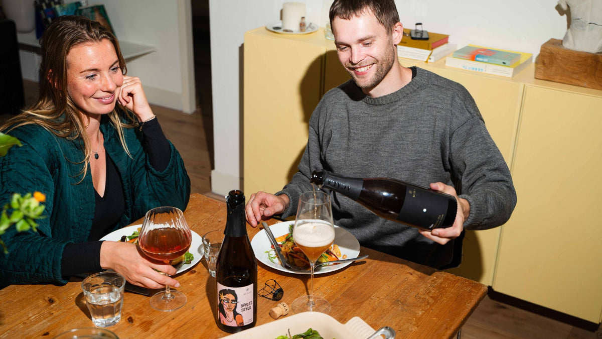 Glaasje sparkling tea van Acala bij het eten