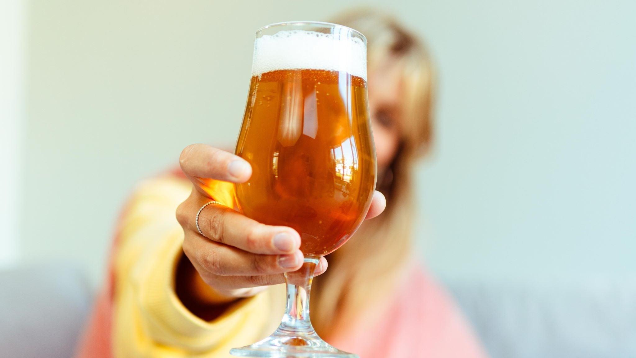 Proosten met alcoholvrij bier van Uiltje Brewing Proosten met alcoholvrij bier van Uiltje Brewing