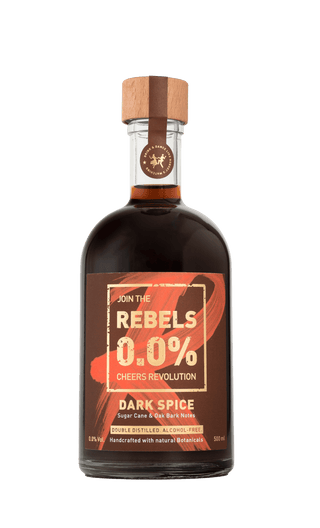 Een fles met donkere vloeistof en een etiket waarop 'REBELS 0.0% Dark Spice' staat, afgesloten met een houten dop en een cirkelvormig logo bovenaan.