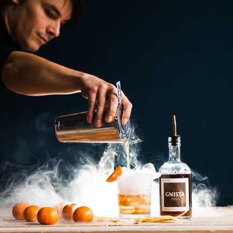 mocktail in de maak met alcoholvrije whisky van Gnista Barreled Oak