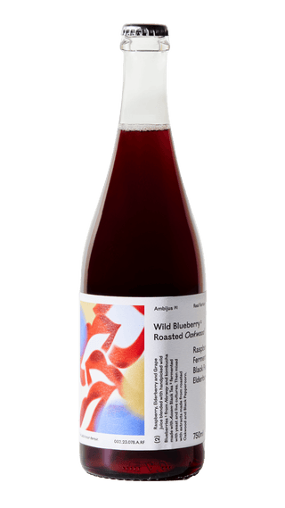 Een fles Ambijus cider met donkerrode vloeistof, wit etiket met abstracte rode en oranje vormen, met de tekst 'Wild Ferment - Clearly Confused' zichtbaar op het etiket.