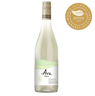 Een fles Ara Zero Alcoholvrije Sauvignon Blanc wijn met een lichtgroen etiket en gouden bekroning die een award aanduidt, tegen een witte achtergrond.