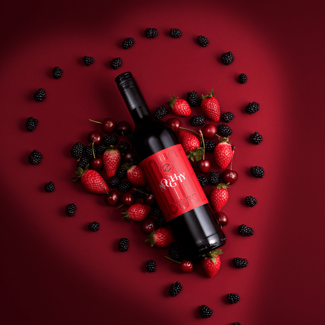 De Thomson & Scott - Noughty Red alcoholvrije rode wijn mooi gepresenteerd met fruit.