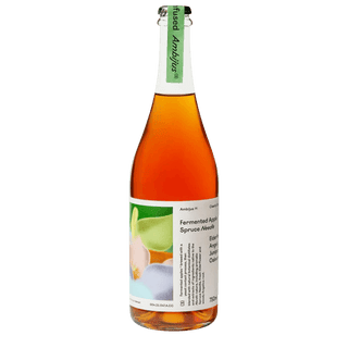 Fles Ambijus cider met een groene dop en een etiket dat overgaat van wit naar oranje, met tekst en afbeeldingen die wijzen op gefermenteerde appel en dennennaalden.