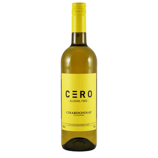 Een rechtopstaande fles CÈRO Alcoholvrije Chardonnay met een eenvoudig, modern etiket met zwarte en gouden kleuren op een witte achtergrond.