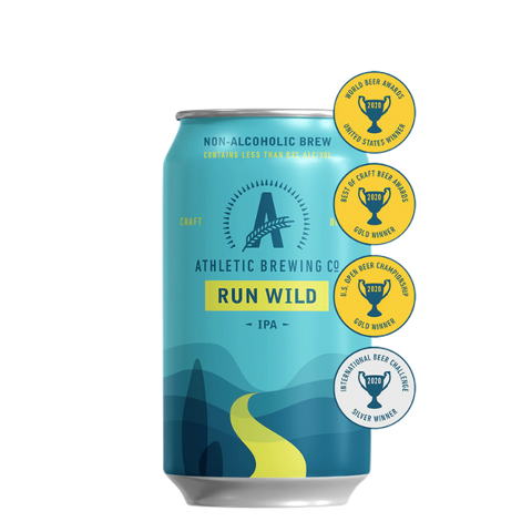 Een blikje Athletic Brewing's 'Run Wild' non-alcoholische IPA, turquoise met een landschapsontwerp en verschillende gouden award-stickers rond de bovenrand.