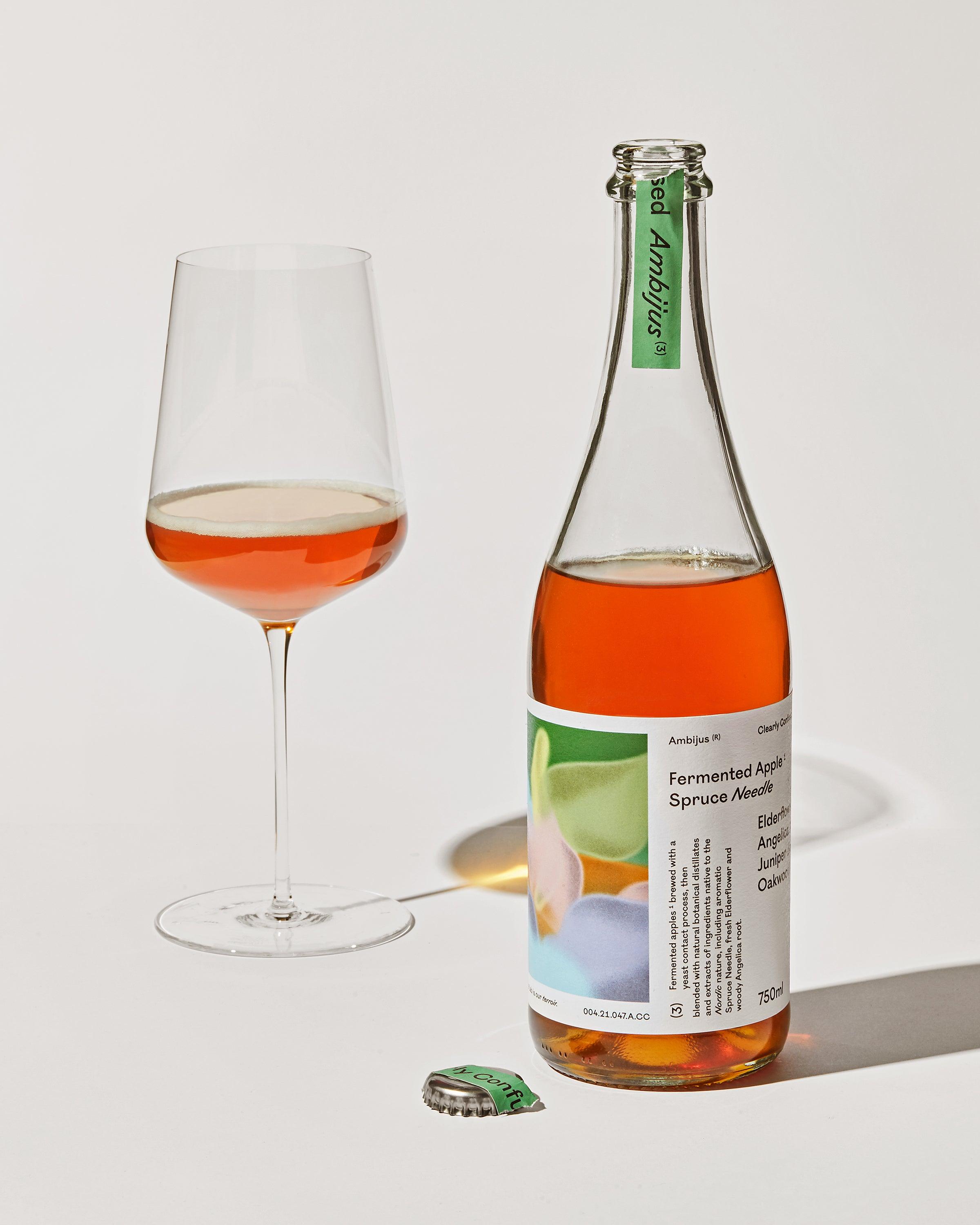 Fles Ambijus cider en een gevuld glas.