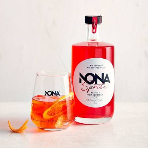 Alcoholvrije drank van NONA, de fles en de drank in glas