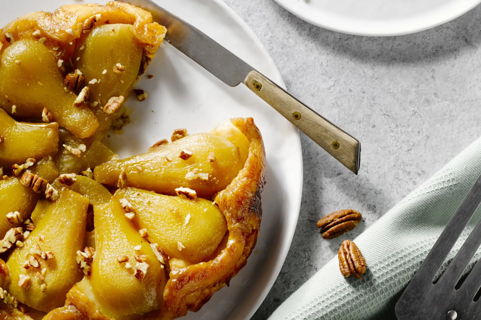 Peren tarte tatin met kardemom en vanille-ijs