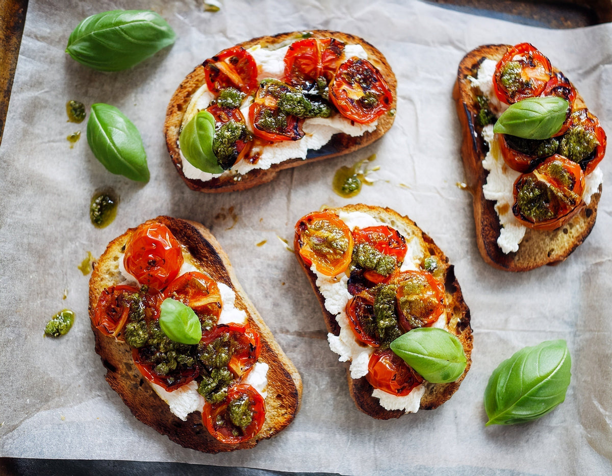 Bruschetta met ricotta, gegrilde tomaat en pesto op geroosterd brood, basilicum blaadjes | World of NIX