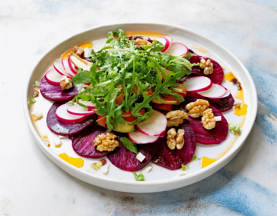 Bietencarpaccio met radijs, rucola en walnoten op wit bord | World of NIX