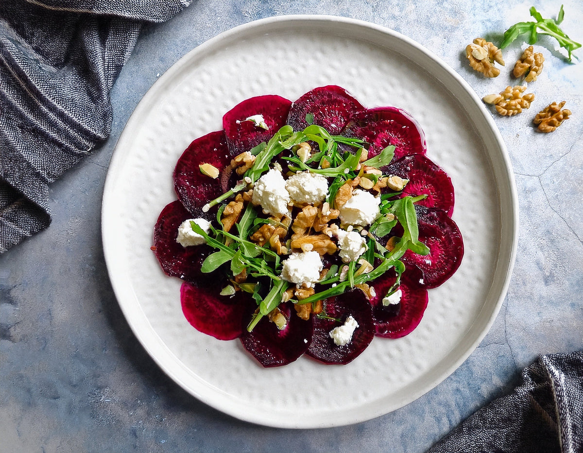 Geroosterde bieten carpaccio met geitenkaas en walnoot Ⓥ