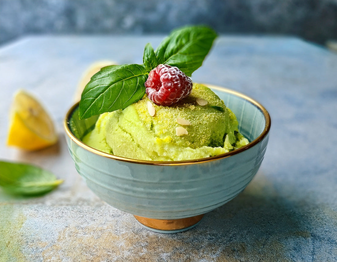 Citroen-basilicum sorbet met verse frambozen