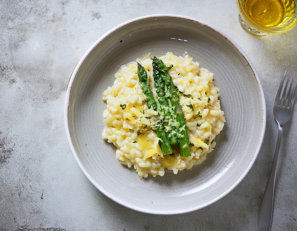 Lemon risotto with grilled green asparagus Ⓥ