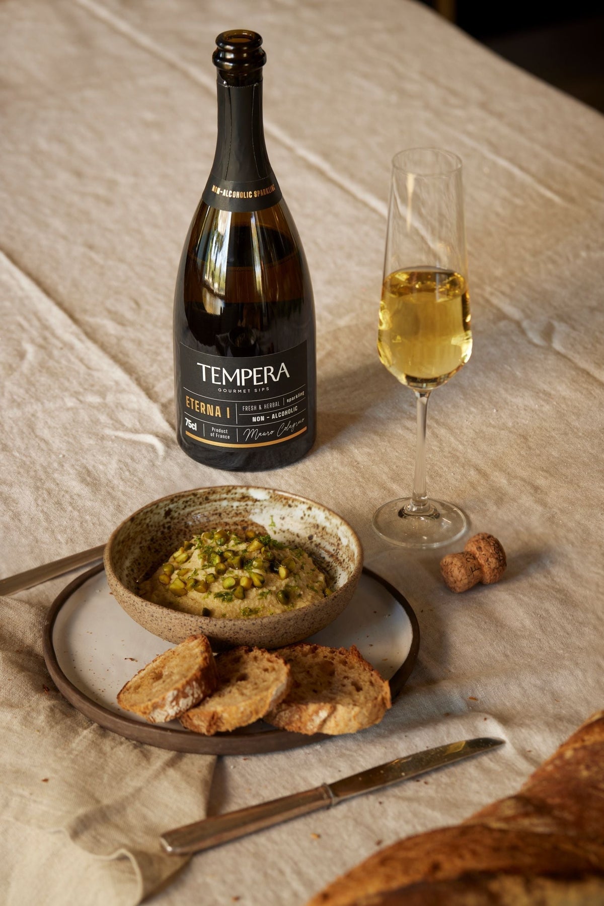 Alcoholvrije Tempera Eterna I sparkling, toast en dip op een linnen tafelkleed | World of NIX