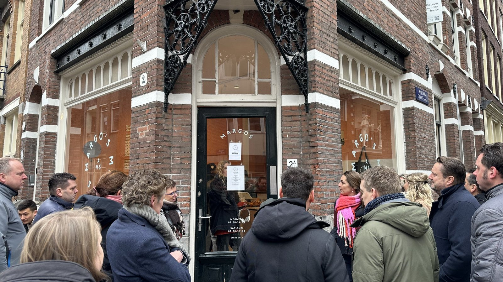 Groep mensen voor bakkerij Margo's in de Jordaan Amsterdam tijdens foodtour | World of NIX