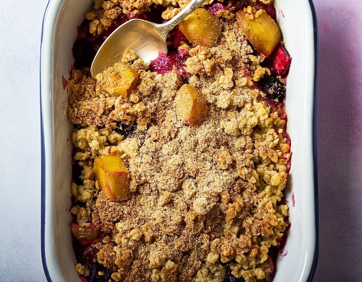 Herfstfruit Crumble met Havermout en Kaneel, Geserveerd met Slagroom