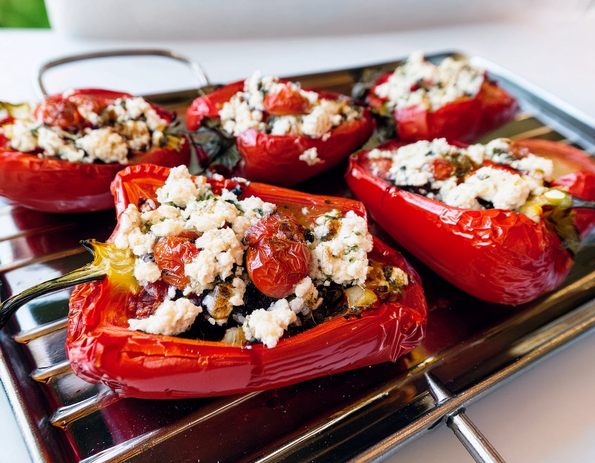 Gegrilde rode paprika gevuld met feta en tomaat op grill, gezonde lunchgerecht | World of NIX