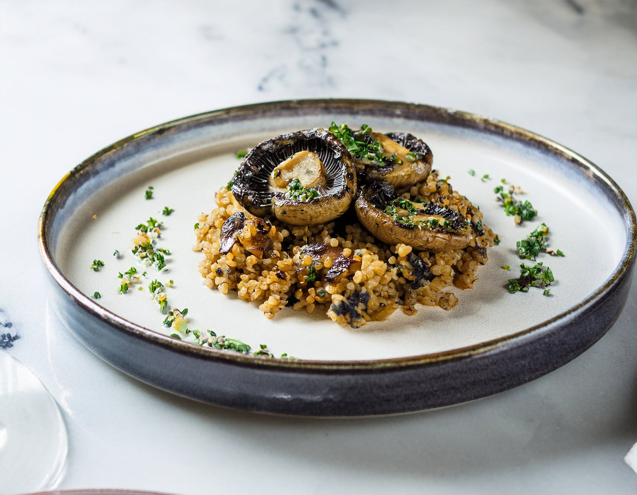 Geroosterde portobello champignons met knoflook-kruiden quinoa Ⓥ