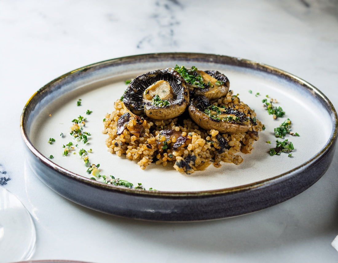 Geroosterde portobello champignons met knoflook-kruiden quinoa Ⓥ