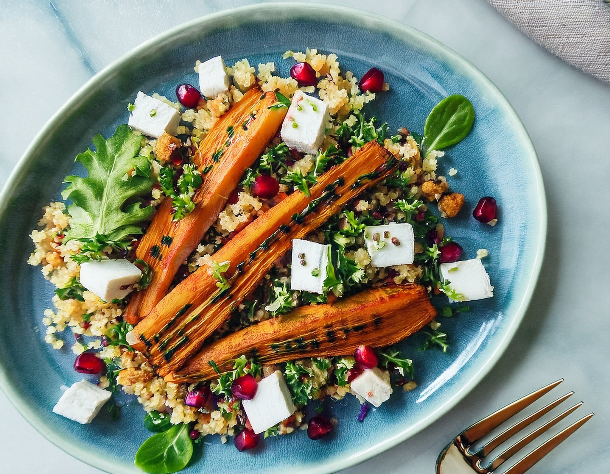 Geroosterde wortels met quinoa, feta en granaatappelpitjes Ⓥ