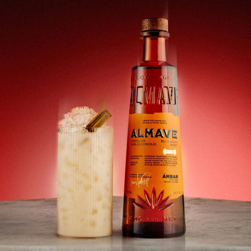 Alcoholvrije Almave fles en horchata cocktail op marmeren tafel met rode achtergrond | World of NIX