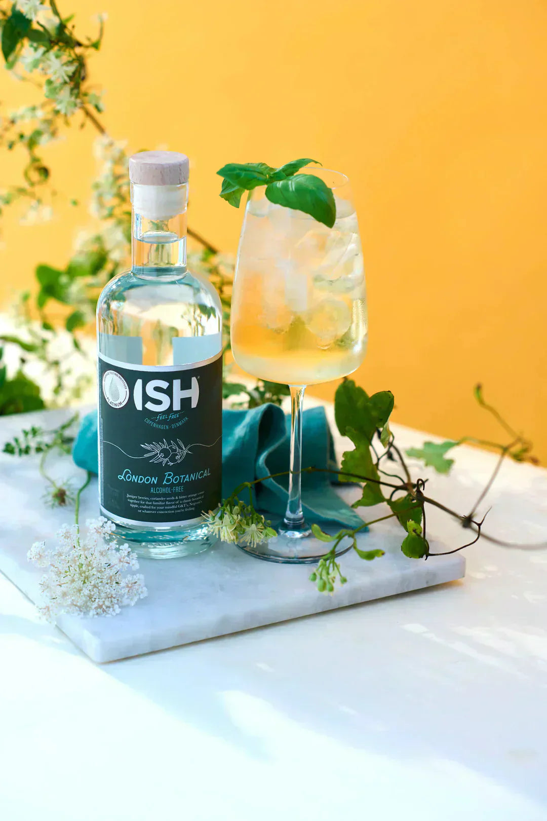 ISH London Botanical alcoholvrije spirit met cocktailglas en verse kruiden op marmeren plateau | World of NIX