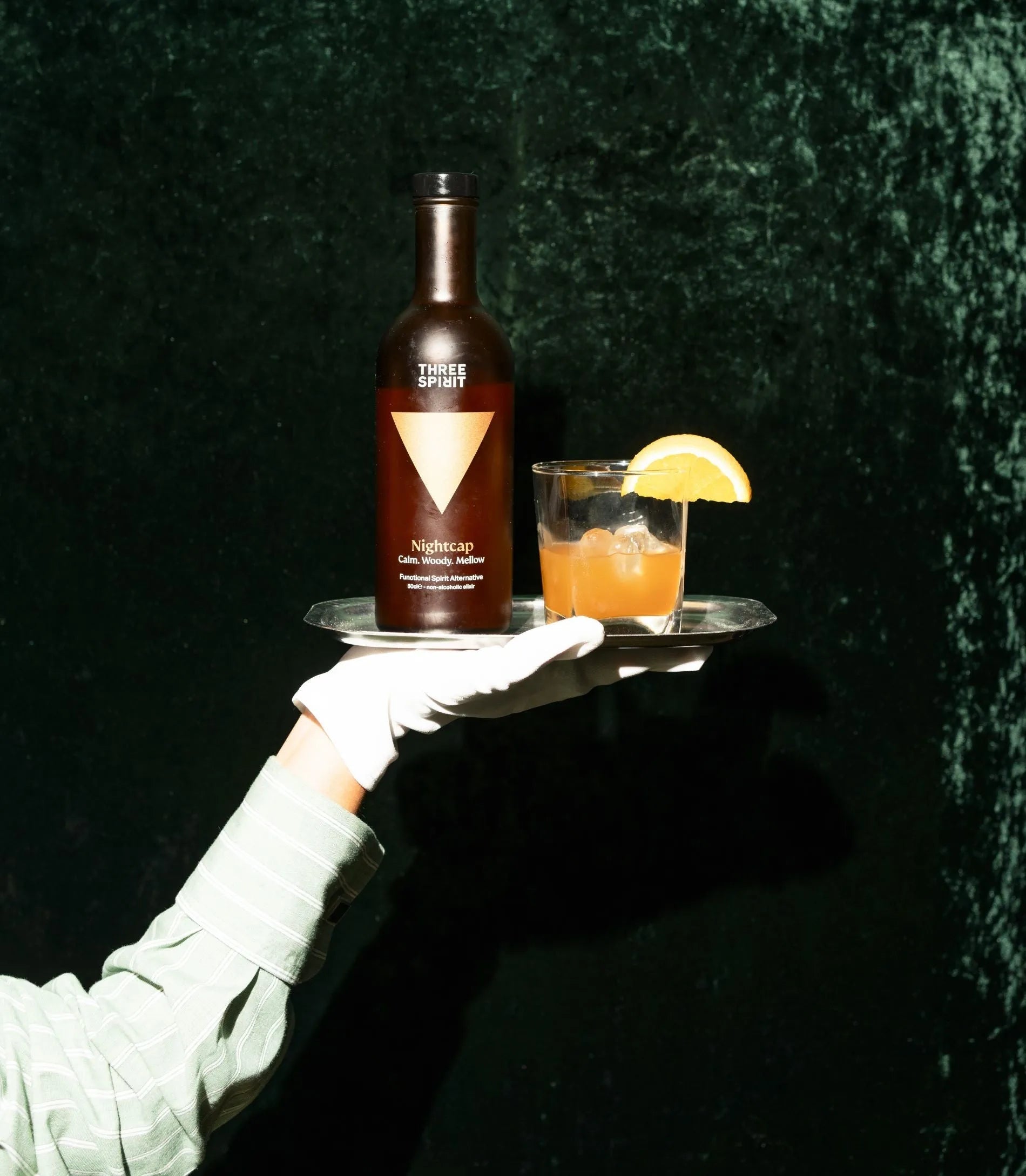 Three Spirit Nightcap alcoholvrije spirit met cocktail en sinaasappel op dienblad | World of NIX