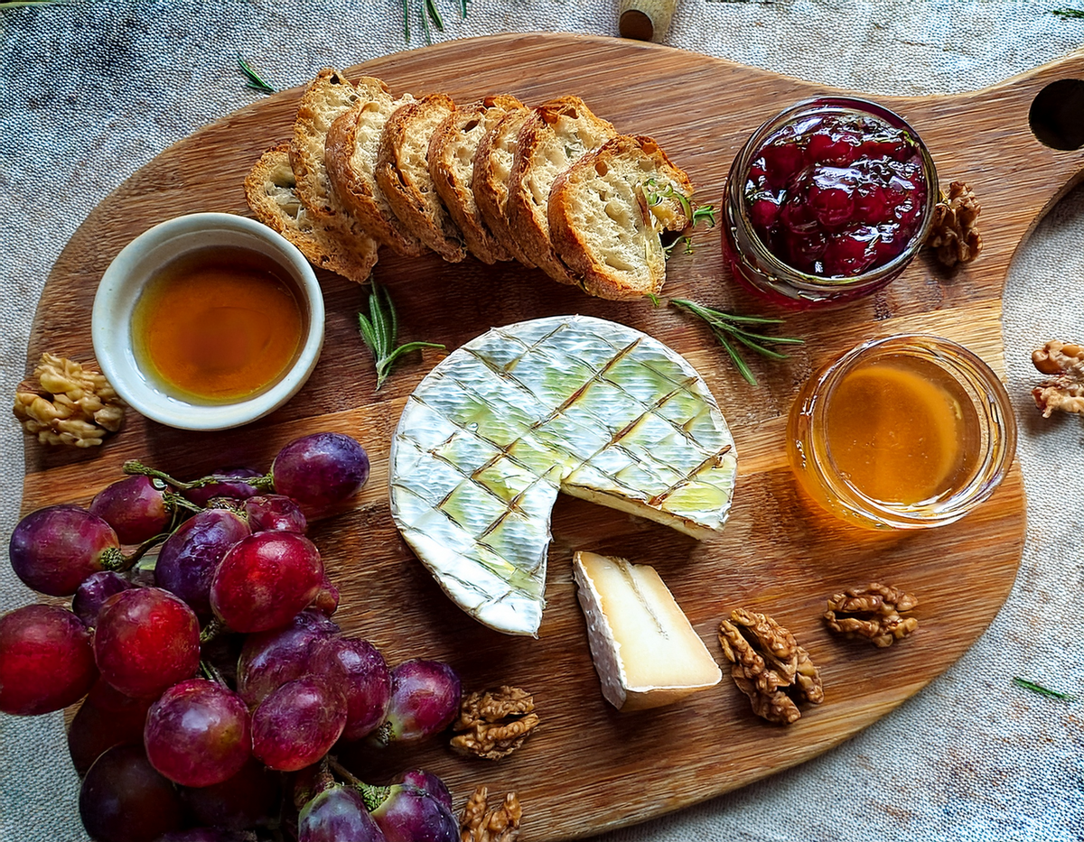 Käsebrett mit Brie und Camembert
