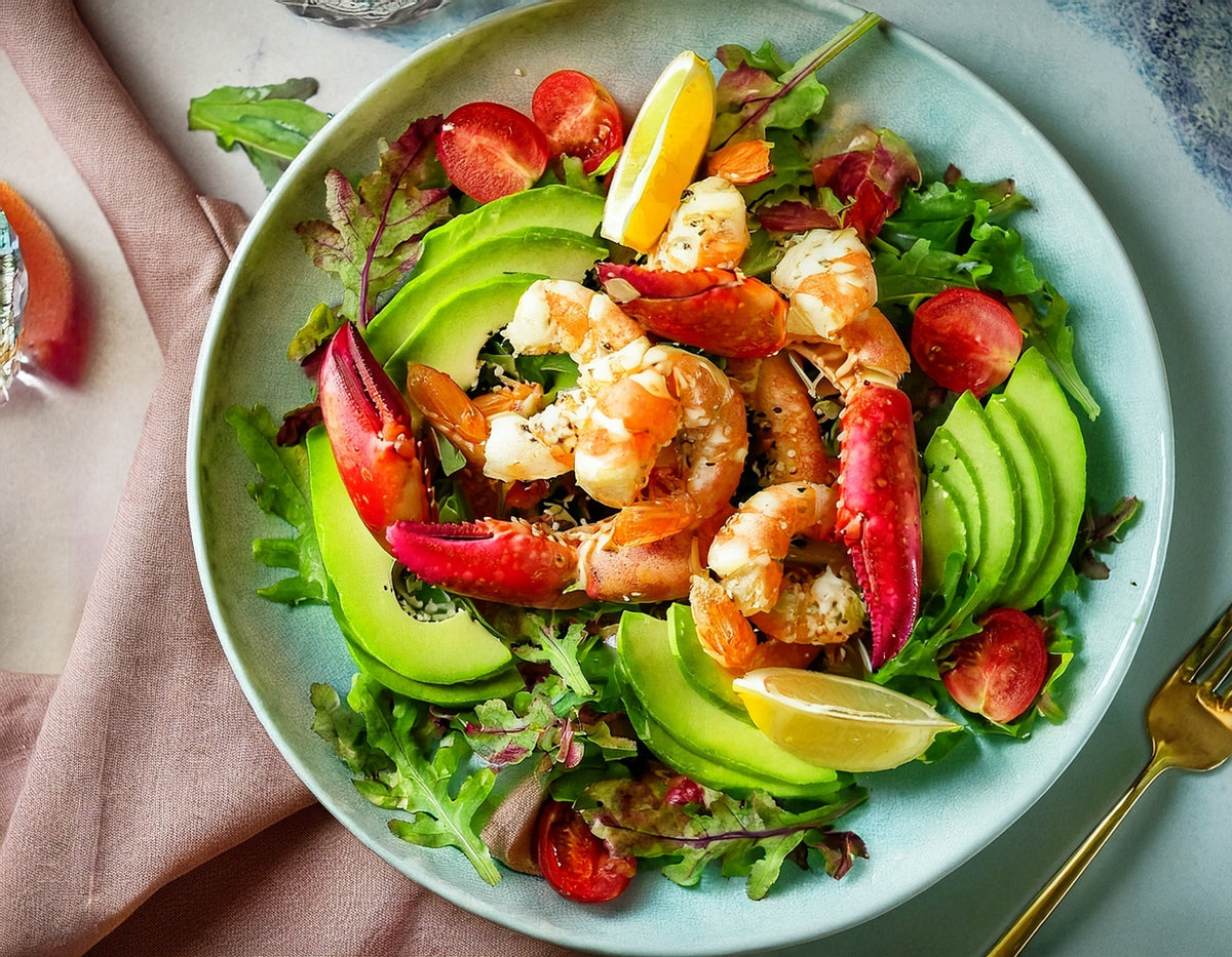 Verse kreeftensalade met avocado, tomaatjes en citroen op groene slablaadjes | World of NIX