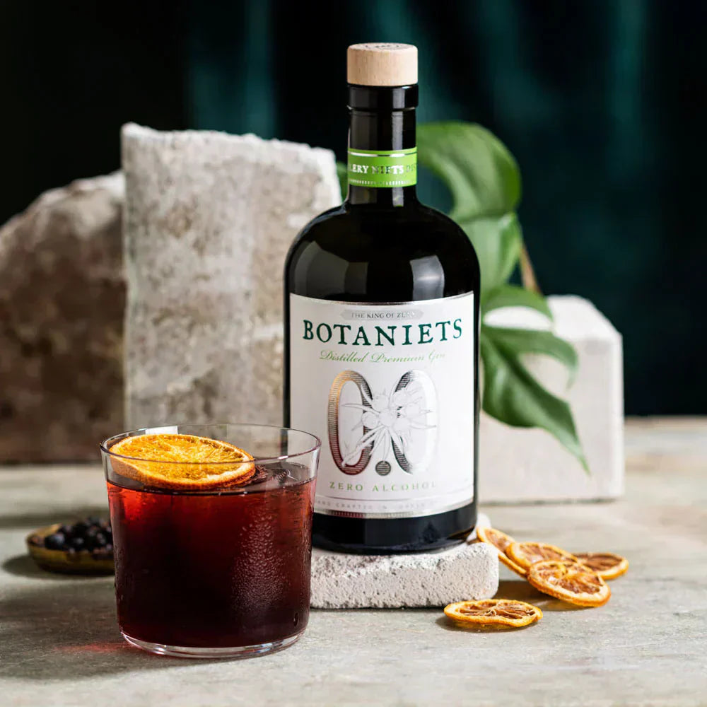Fles Botaniëts alcoholvrije gin met Negroni cocktail en sinaasappelgarnituur | World of NIX