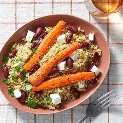 Geroosterde wortels met quinoa, feta en granaatappelpitjes Ⓥ