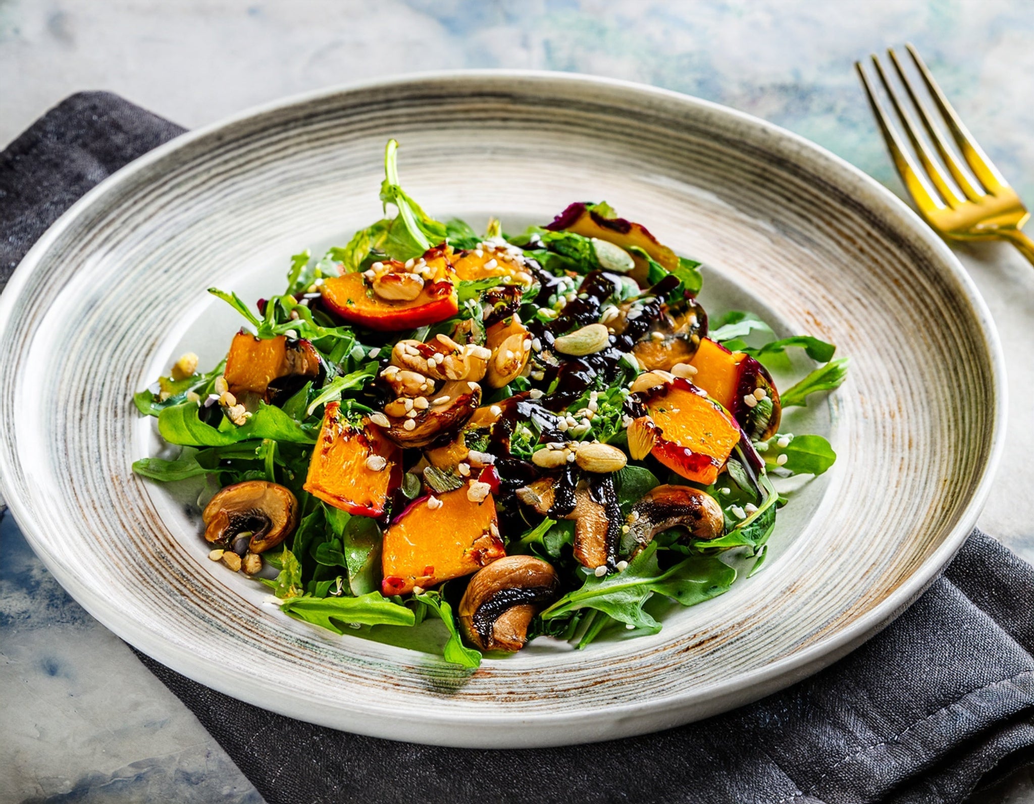 Geroosterde pompoen en paddenstoelensalade met balsamico