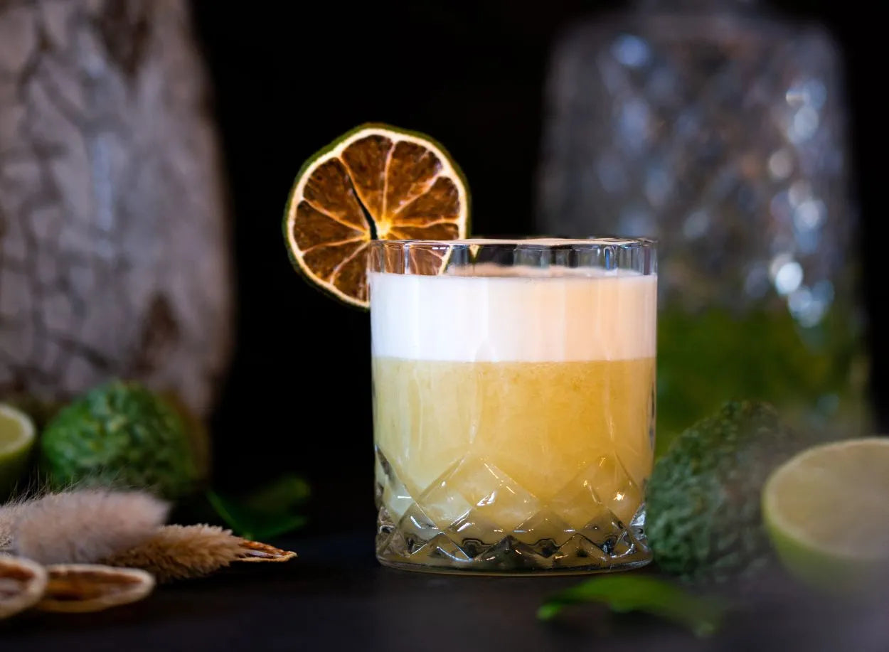 Alcoholvrije cocktail met schuimlaag en gedroogde limoen, frisse presentatie | World of NIX