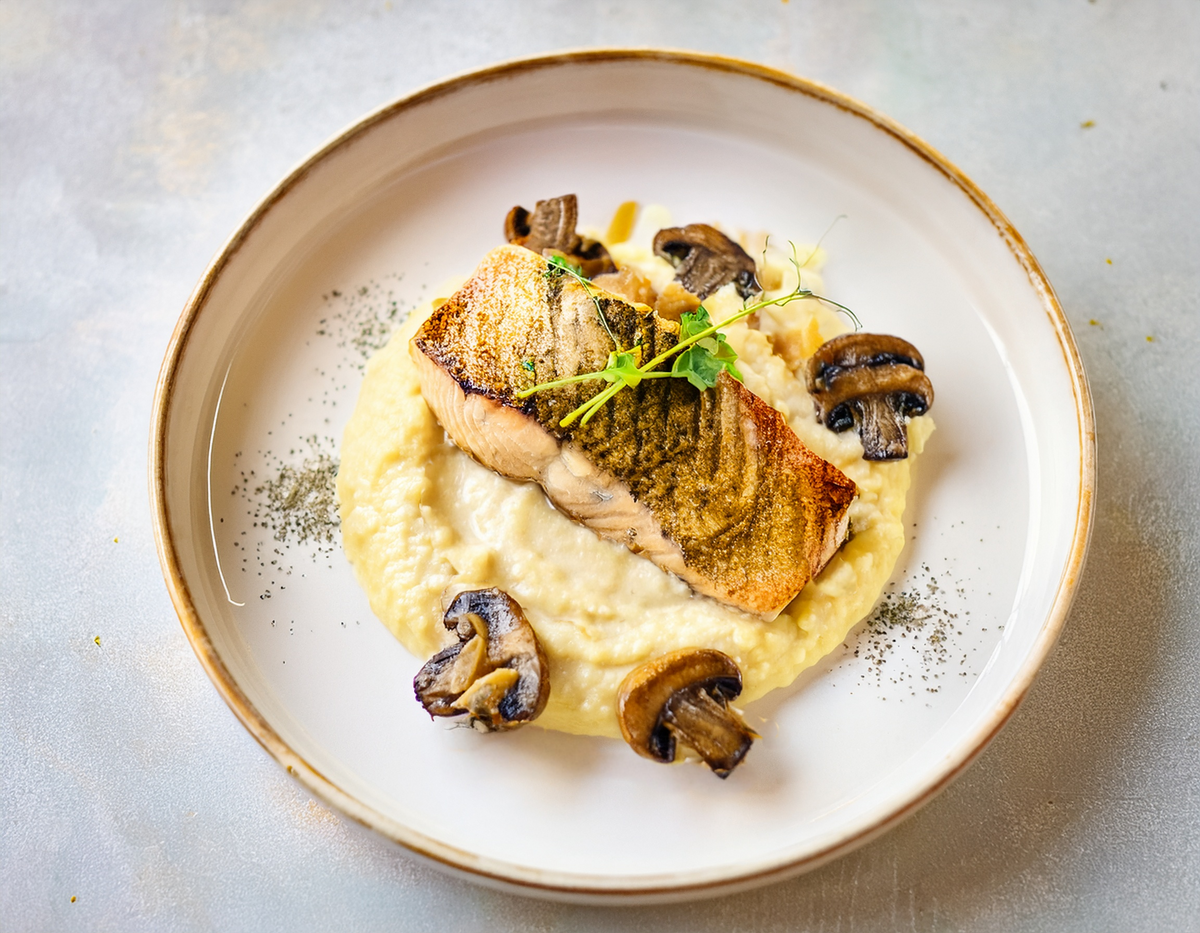 Kabeljauw met champignonroomsaus en pastinaakpuree