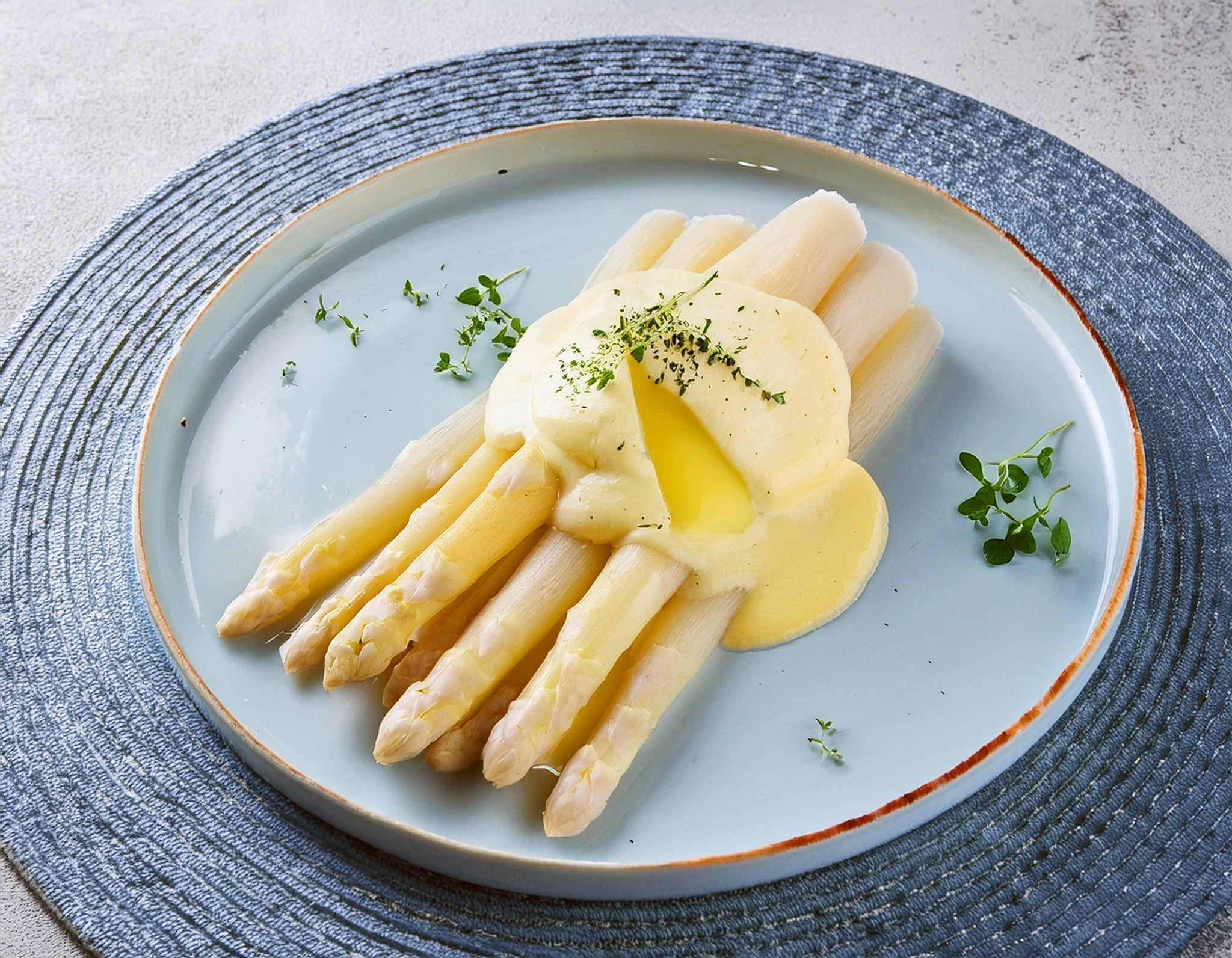 Witte asperges met hollandaisesaus