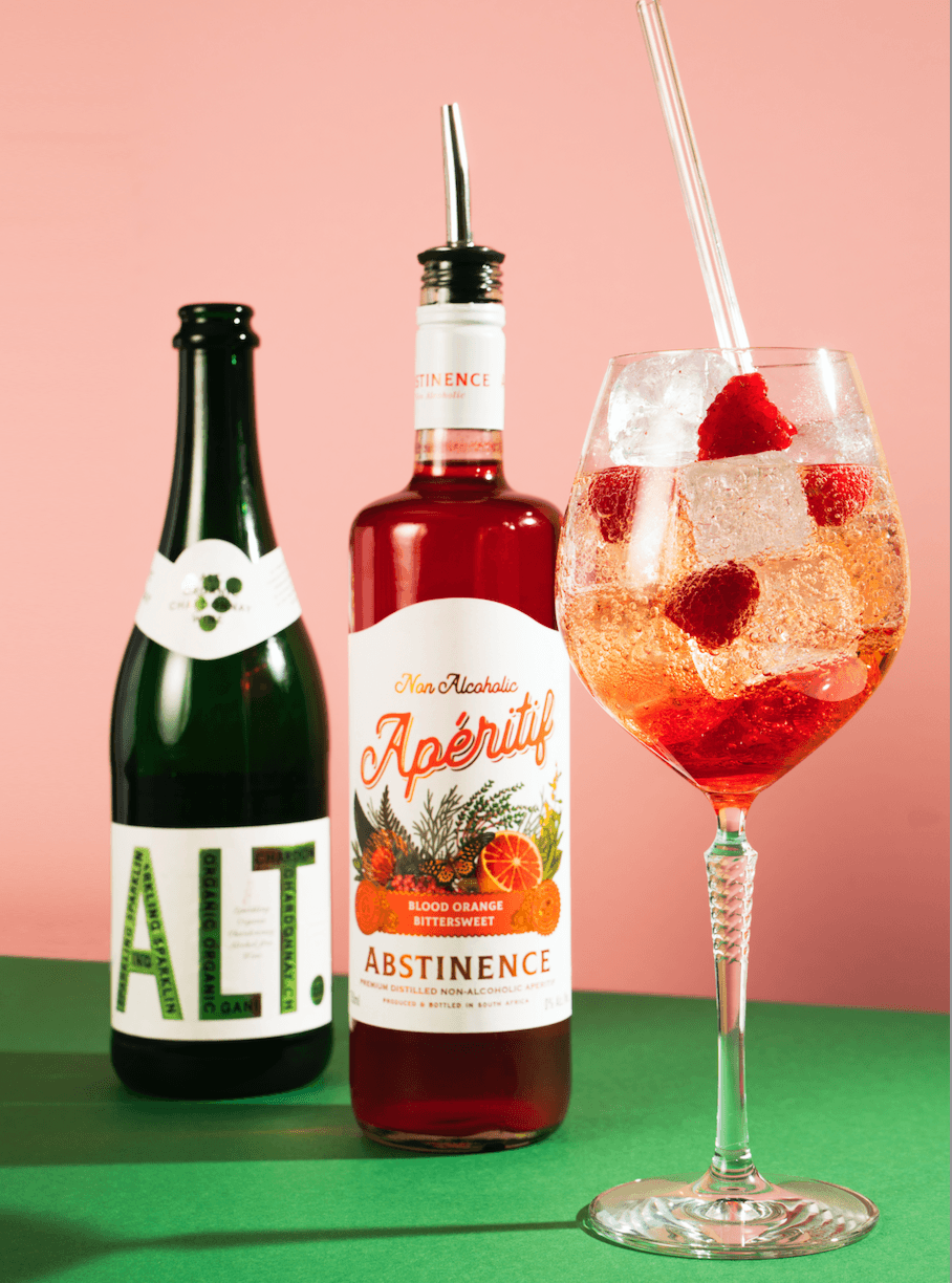 De alcoholvrije cocktail Spritz van Abstinence Blood Orange en ALT Blanc de Blanc.