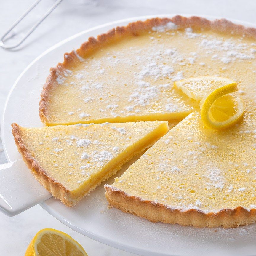 Fresh lemon tart with a crispy base