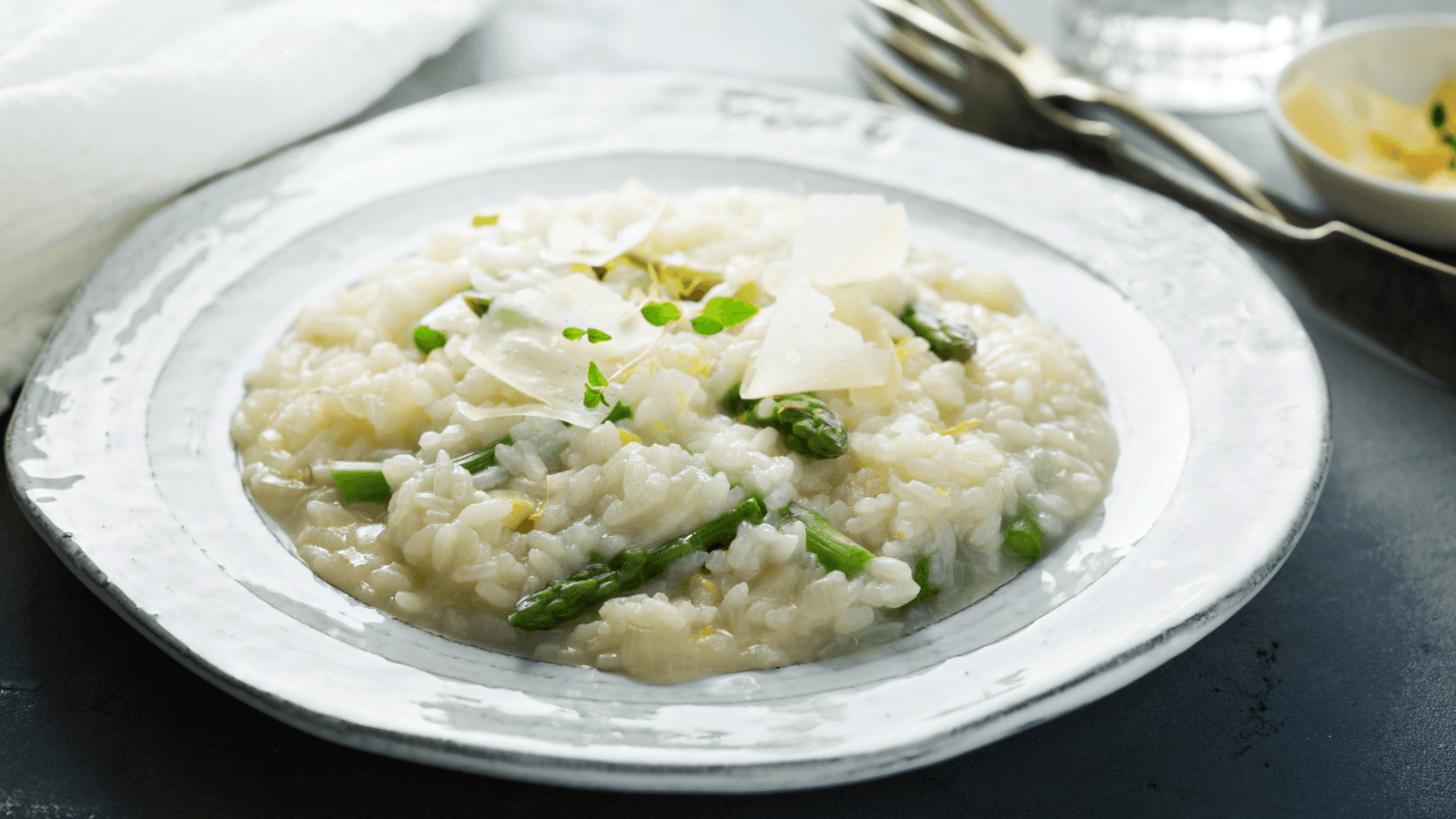 Citroen-risotto met gegrilde groene asperges Ⓥ