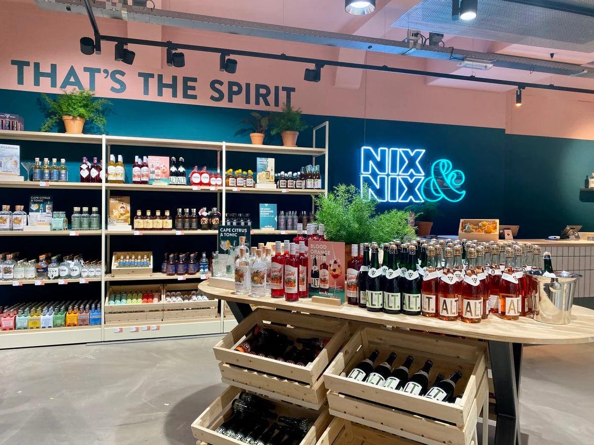 Winkelinterieur met alcoholvrije spirits, wijnen en bieren, NIX & NIX neonbord | World of NIX