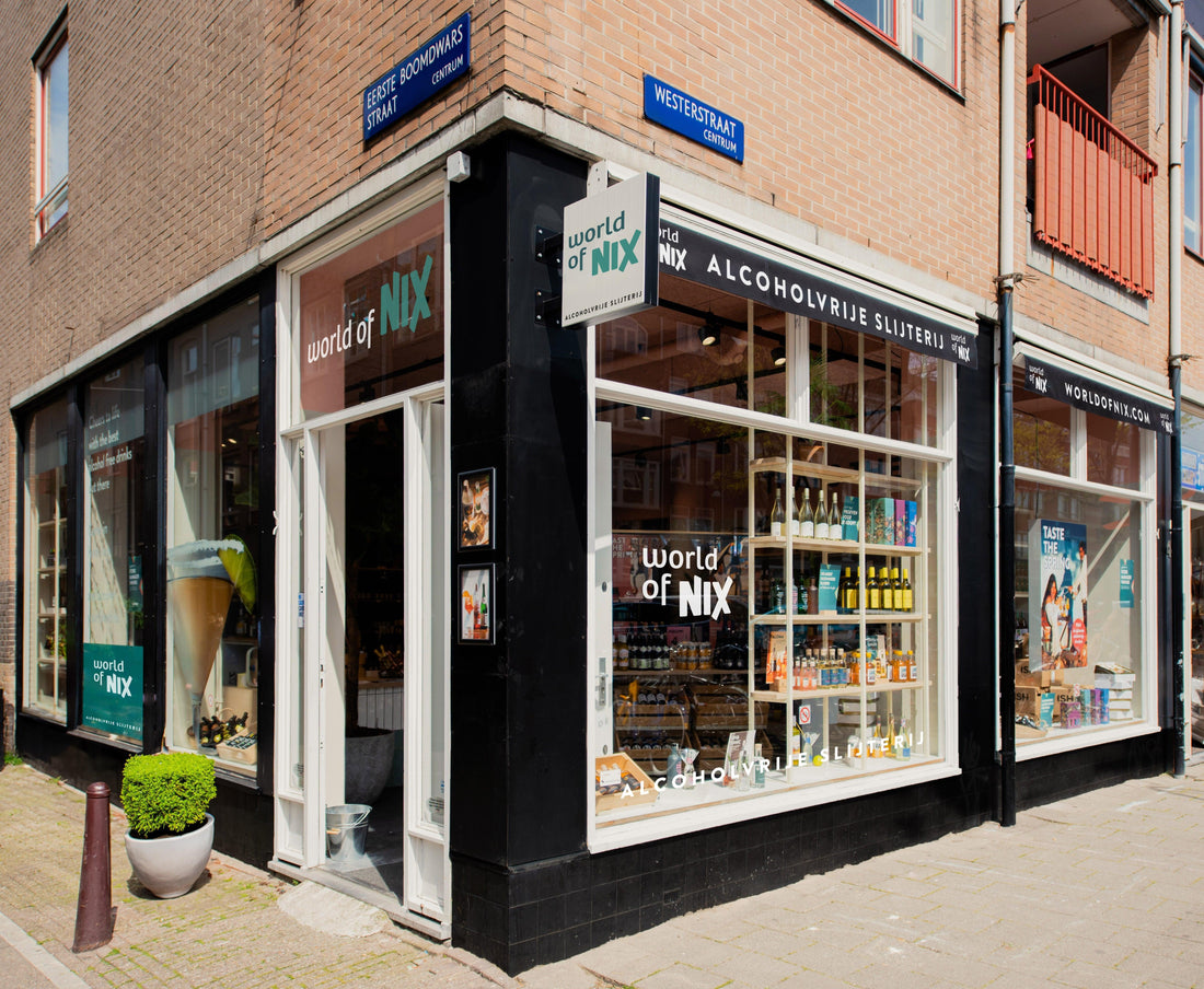 Voorgevel van World of NIX winkel, alcoholvrije slijterij met flessen en displays | World of NIX