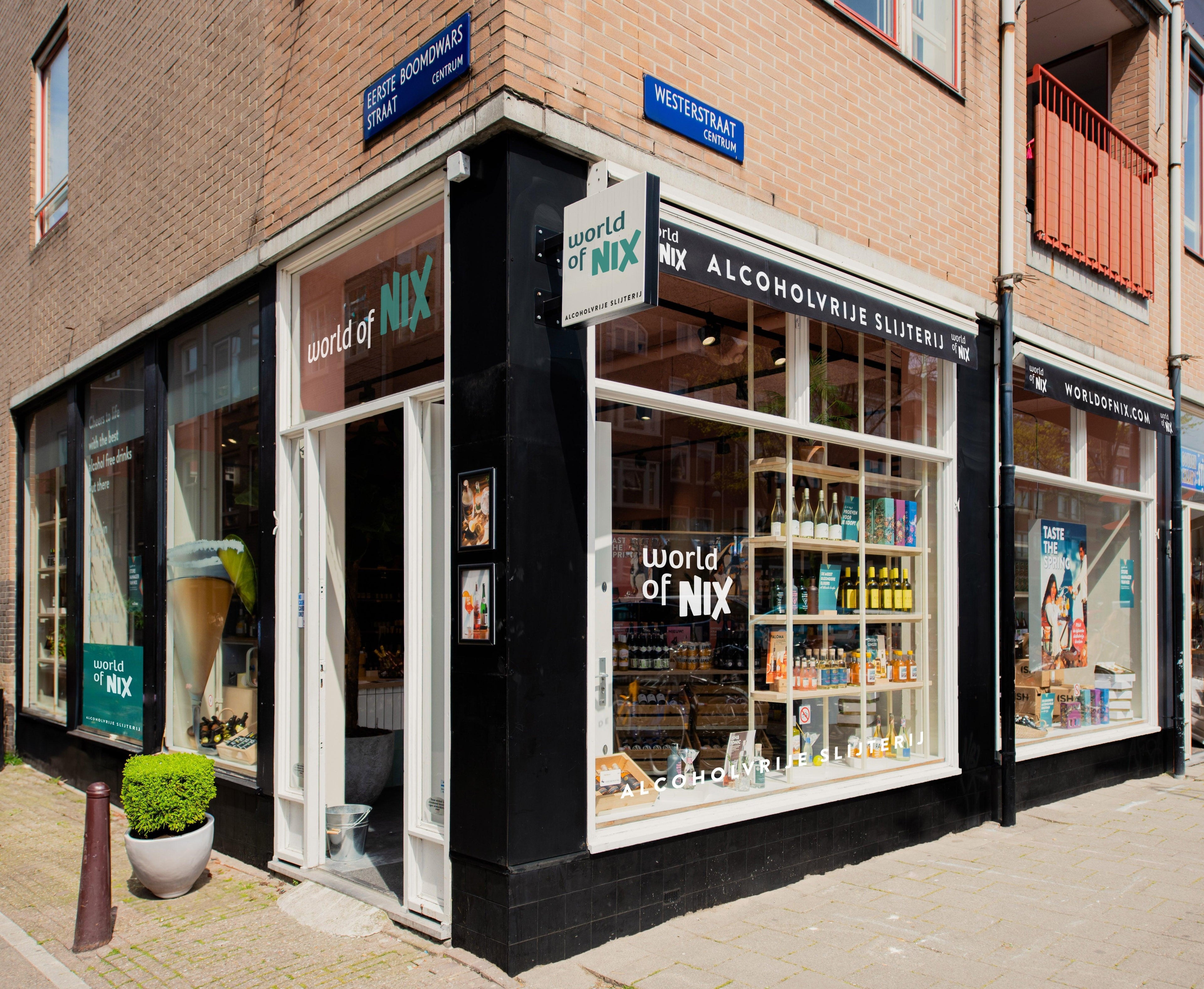 Voorgevel van World of NIX winkel, alcoholvrije slijterij met flessen en displays | World of NIX