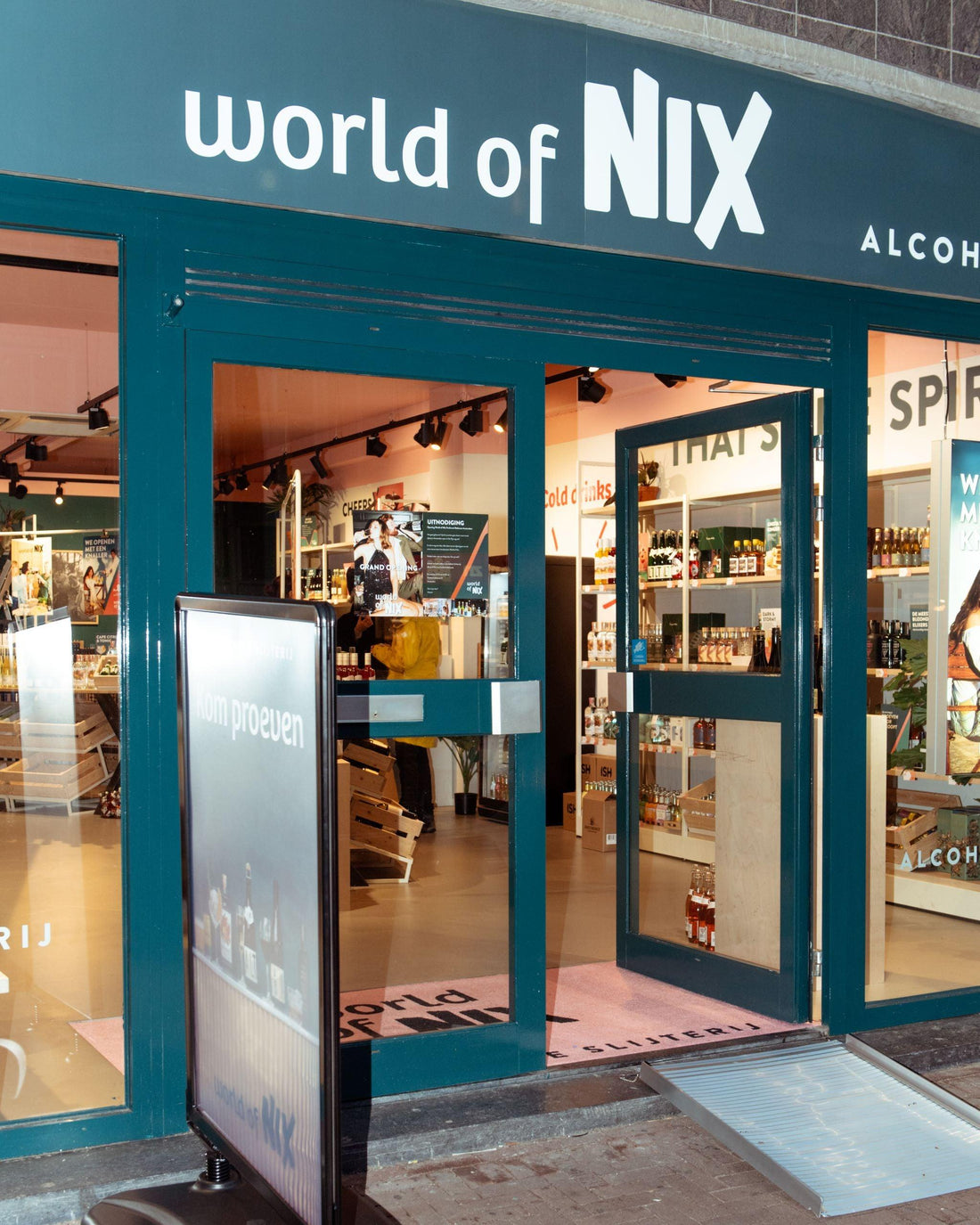 Entree van World of NIX alcoholvrije winkel in Amsterdam met flessen en bord | World of NIX