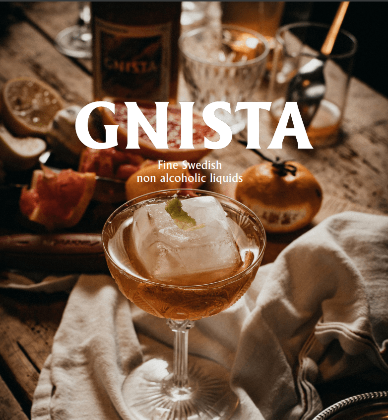 Gnista alcoholvrij drankje in elegant glas met ijsblokje, citrus en tafelsetting | World of NIX