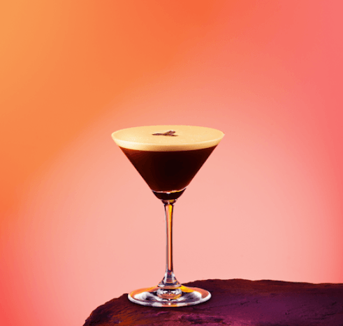 Alcoholvrije espresso martini in elegant glas op kleurrijke achtergrond | World of NIX
